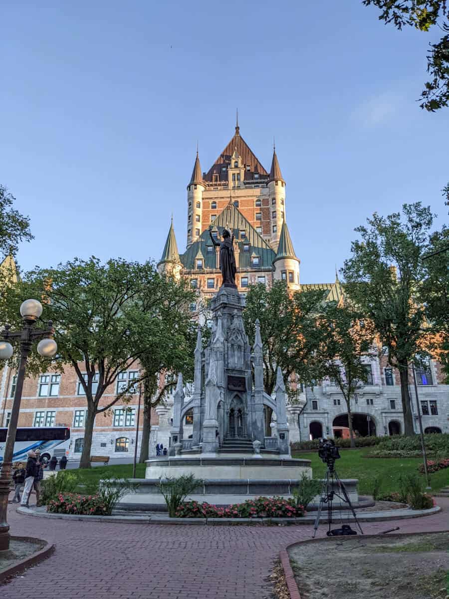 place d'armes in old quebec city