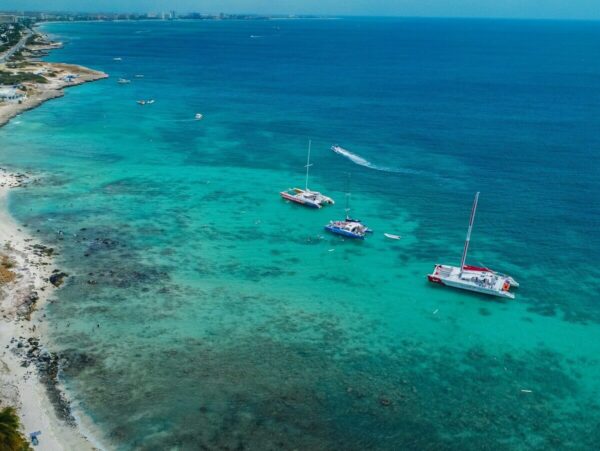 The turquoise waters of Boca Catalina, as seen from an aerial photo during an Aruba snorkelling boat tour